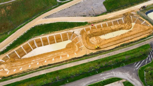 Vue aérienne des deux bassins en cours de construction.