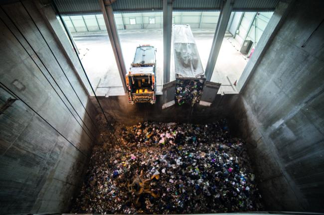 Déchargement des déchets dans la fosse de l'usine Ovade.