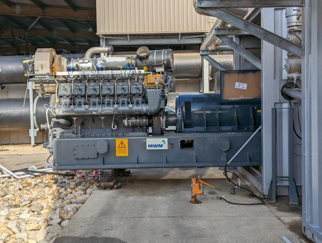 En fonctionnement depuis 2015 (soit 55 500 heures), le moteur de 1200kW de l’usine est parti en révision en mars 2023. Les opérations d’enlèvement et de remise en place dans son caisson ont nécessité beaucoup de précautions.
