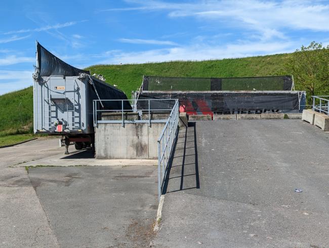 une fois rechargée les déchets sont vidés dans ces deux camions FMA.