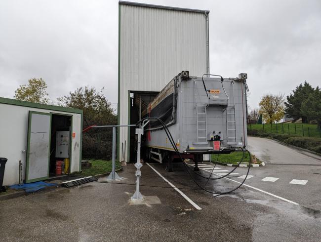 Les camions de collecte viennent vider leur chargement dans cette grand remorque.