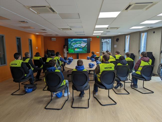 Présentation en salle avant la visite de l'usine Ovade.