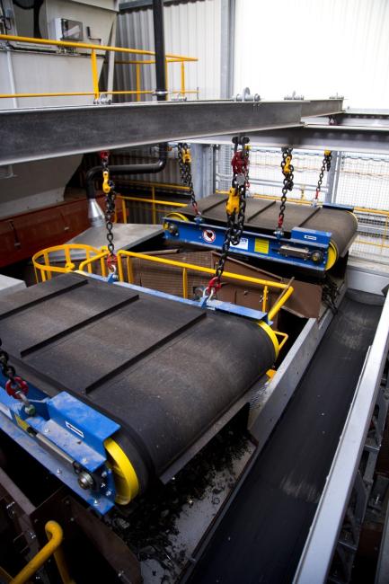 Séparateurs magnétiques (aimants) de l'usine Ovade permettant de séparer les métaux ferreux du reste des OMr.